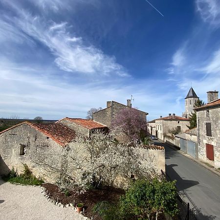 Maison Dix Tusson Bagian luar foto