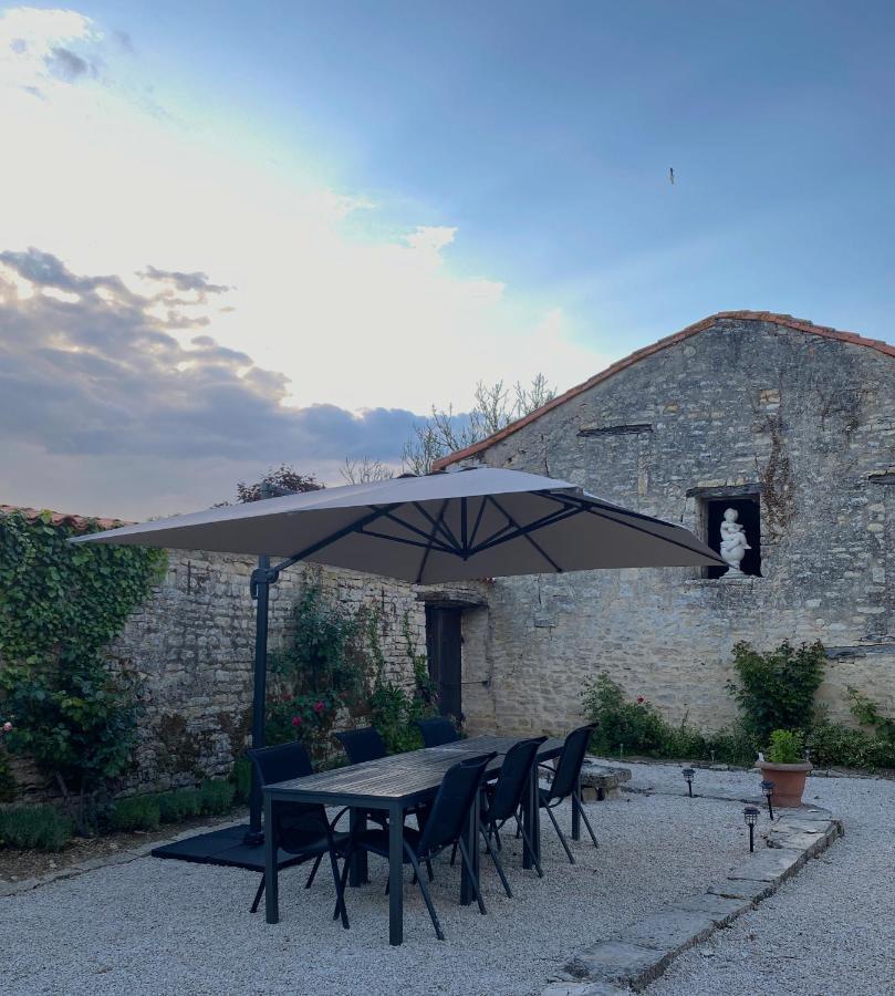 Maison Dix Tusson Bagian luar foto