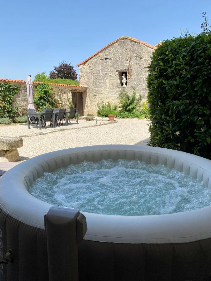Maison Dix Tusson Bagian luar foto