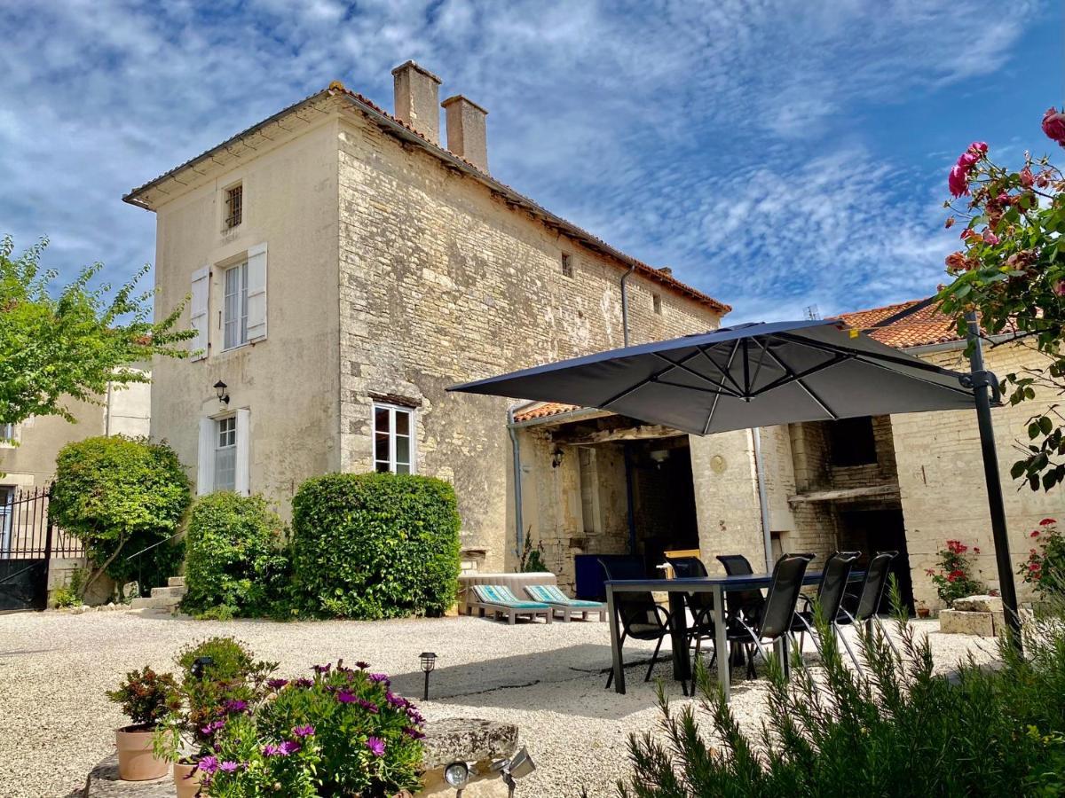 Maison Dix Tusson Bagian luar foto