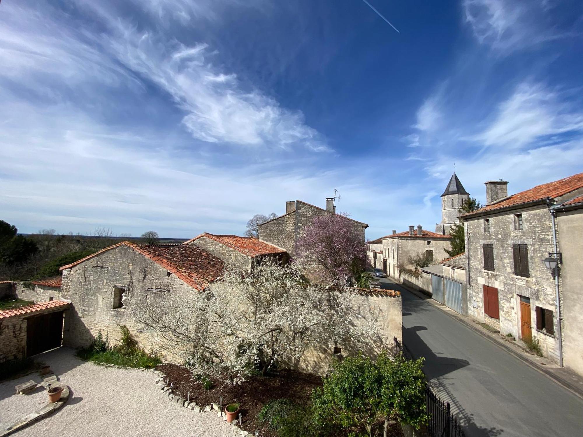 Maison Dix Tusson Bagian luar foto